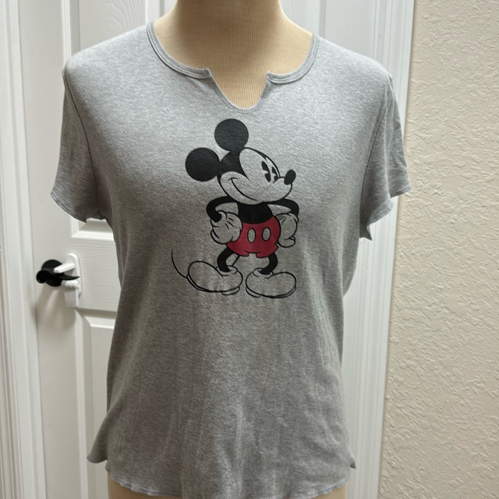Disney t shirt Mickey Mouse has his hands on hips size XL 15/17 junior